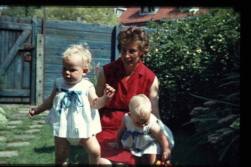 40.Delft aug 1964 Mama,Brigitte,Marion.JPG